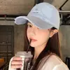 Gorra de béisbol amarilla bordada con letras estilo coreano para mujer, simple y versátil para primavera y verano, hace que la cara se vea más pequeña, gorra suave de visera de pato, mismo estilo para parejas