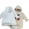 Vestido moletom com capuz forrado em fleece estilo coreano para meninas, coleção outono/inverno 2025, design fofo de cereja para meninas pequenas
