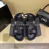 Sandálias de Velcro Xiaochangfeng Versão de Luxo em Estoque para Mulheres, Modelo Novo 25, Sapatos Romanos de Solado Grosso, Sapatos de Praia com Fivela de Metal e Pérola