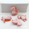 Acessórios de resina de dinossauro fofo de desenho animado fosco diy cola de creme capa de celular adesivos de geladeira acessórios de cabelo atacado