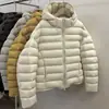 Mismo estilo que Big Head Flower 90 Chaqueta de plumón de pato blanco para mujer corta 2026 Invierno Nuevo Estilo coreano Canalé Adelgazante Con capucha Ligera