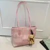 Bolsa de mano tipo tote fresca estilo coreano al por mayor para mujer, nuevo modelo verano 2026, bolso de hombro personalizado y moderno, bolso para el antebrazo para el día a día