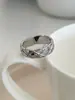 Anillo de diamantes clásico de lujo ligero para hombre y mujer europeo y americano, diseño de personalidad moderno para combinar con todo, exquisito de alta gama
