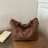 Bolsa Tote Nova 2026 Couro Retrô Decorada para Mulheres, Grande Capacidade, Versátil para o Dia a Dia, Estilo Simples, Bolsa de Ombro Único Transversal