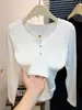 Camiseta de manga larga de color liso con botones, de diseño para mujer, nuevo estilo de invierno, corte ajustado, que favorece la figura, a la moda, versátil, con forro polar, top engrosado