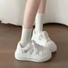 Outono 2026 Nova Estrela Concha Cabeça Sola Grossa Aumentador de Altura Casual Sapatos Femininos Laço Fita Listrado Tênis Esportivos