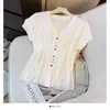 Tricô Colorido Doce e Fofo de Gola V com Botões em Linha Única, Manga Curta, Verão, Corte que Reduz a Idade, Look Slimming, Top para Mulheres