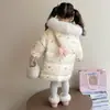 Chaqueta de plumas para niña, colección de invierno 2026, nuevo estilo para niños, abrigo de longitud media moderno y grueso para otoño e invierno, prenda exterior cálida para bebés niñas