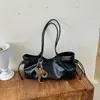 Bolso de hombro retro de nicho de lujo en piel suave para mujer, gran capacidad, perfecto para salidas de otoño y para ir al trabajo, estilo baguette bajo el brazo