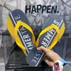 Chanclas de moda para hombre para el verano, nuevos zapatos de playa a la moda para uso casual al aire libre, sandalias de dedo antideslizantes estilo coreano para hombre
