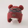 Touca de Bebê Inverno Plus Veludo Engrossada Moda Xadrez Dupla Pom Pom Proteção Quente para Orelhas Estilosa Tricô Unissex Touca Infantil