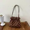 Bolsa Feminina de Couro Camurça e Pelúcia com Bolinhas Retro de Nicho 2026 Nova Tendência Outono Mistura de Cores Bolsa de Ombro Único Estilo Balde