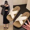 Sandalias Planas Antideslizantes de Tira Cruzada con Suela Gruesa, Moda Ins 2025 Versátiles para Playa y Uso al Aire Libre en Verano