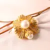 Suministro de Fábrica Transfronterizo Europeo y Americano Oscar Atmosférico Retro Flor Cruzada Luz de Color Cáscara Cuentas Broche de Diamantes Completos Ramillete para Mujeres