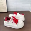 Zapatos Blancos de Suela Gruesa Tipo Pan para Niñas, Combinan con Faldas, Nuevos 2026 Versátiles de Cabeza Grande Puntera Redonda de Moda Rápida Zapatos Casuales de Plataforma