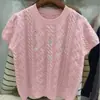 Suéter de Tricô com Mangas Curtas, Ponto Trançado, Bordado Crochê Vazado Estilo Coreano para Mulheres, 2026 Primavera/Verão Rosa Jovem Top de Tricô