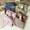 Nueva bolsa de almacenamiento estudiantil versátil a cuadros con temática de muñecas, bolsa de tela linda estilo coreano con relleno de algodón, bolso cruzado para mujer para llevar al hombro para teléfonos