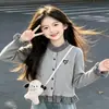 Cardigan de punto a cuadros estilo universitario con empalmes, manga larga, primavera y otoño, para niños medianos y grandes, casual, dulce, personalidad, conjunto de dos piezas con jeans