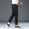 Novedad Otoño e Invierno 2026 Estilo Coreano Jeans Rectos Ajustados para Hombre de Algodón Puro Negro Elástico con Forro Polar y Engrosados, No se Desvanecen