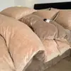Juego de ropa de cama de cuatro piezas engrosado, cálido, de vellón de leche para invierno, con sábana rosa, funda de edredón y sábana bajera, diseñado para el dormitorio principal para crear una atmósfera lujosa y sofisticada