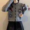 Cárdigan Chaqueta Suéter para Mujer 2025 Principios de Otoño Nuevo Miu Botón de Corazón Flor Manga Larga Corto Otoño e Invierno