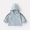 Chaqueta con Capucha Fresca Casual Elegante de Estilo Delgado de Verano para Bebés y Niños Pequeños, Ropa Versátil con Bloques de Color Estilo Coreano Protección Solar para Bebés