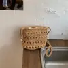 Bolso cruzado tejido casual de diseño nicho transfronterizo para mujer, nuevo modelo 2026, bolso tipo cubo de un solo hombro, bolso cruzado de moda hueco para vacaciones