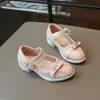 Zapatos de tacón alto de cuero de moda para niñas 2026 Primavera/Otoño Nuevos Mary Jane de suela blanda Zapatos de princesa con pedrería para actuaciones