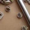 Exposición Aleación de Aluminio Barra Redonda de Aluminio Tela Spray Doble Cara Clip Tela Negra Uso Varilla de Suspensión para Bandera Colgante Clip para Supermercado Centro Comercial Mástil de Bandera Rollo Colgante