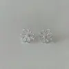 Pendientes de botón huecos con diseño de flor estilo coreano para mujer, con un diseño fresco y elegante, pendientes de alta gama, joyería versátil estilo nuevo bosque