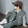 2138 Conjunto de Colete Masculino para Primavera e Outono Estilo de Rua Colete de Trabalho Infantil 2026 Novo Conjunto de Três Peças Roupas de Bebê