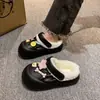 Zapatos de plataforma a la moda con agujeros de estrella para exteriores para mujer, nuevos y lindos zapatos de algodón cálidos con suela gruesa de dibujos animados para otoño e invierno 2026