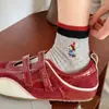 Calcetines Bordados de Cachorro con Gorro Rojo de Dibujos Animados Color-Bloque para Mujer, Calcetines Cortos Finos Sin Costuras de Algodón Puro para Primavera y Verano, Calcetines Populares de Caña Media 2026