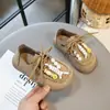 Sapatilhas Infantis 2025 Outono Novo Estilo Meninas Detalhes de Corda Sapatos Birkenstock Estilo Coreano Estilo Estrangeiro Meninos Sapatos Canguru