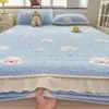 Falda de cama de terciopelo de leche Clase A Pieza única Manta de cama de vellón de coral Cubierta de cama engrosada Sábana de franela con encaje Bordes volantes Envoltura de cama acolchada