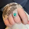 Nuevo anillo de cola de pavo real verde de lujo y sofisticación para mujer, estilo de corte ins, joyería versátil y elegante para el dedo índice