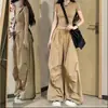 Un conjunto completo de OOTD que luce increíblemente elegante, con una camiseta casual retro de manga corta y un conjunto de dos piezas de pantalones cargo de pierna ancha