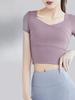 Traje de yoga de manga corta personalizado, nuevo, de secado rápido, top deportivo ajustado para mujer con cinturón y almohadilla para el pecho.