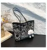 Bolso de Hombro Único de Graffiti Coreano y Japonés Trendy para Mujer Versátil para Desplazamiento al Trabajo Tote de Trabajo de Gran Capacidad Bolso Cruzado Bolso Tote Clásico