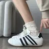 Zapatillas de entrenamiento alemanas de suela plana, que aumentan la altura, para mujer, nueva colección primavera/verano 2026, zapatillas blancas populares, calzado deportivo casual