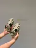 Sandálias Studded de Verão Novas para Meninas Sapatos Romanos Retrô Sapatos para Crianças com Solado Macio Antiderrapante Vazados Fechados nos Dedos Sapatos de Princesa