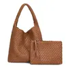 En stock 2024 Nueva Bolsa de Gran Capacidad Moda Femenina Tendencia Axila Hombro Bolso Tejido a Mano para Mujer Texto Suave