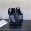 Los fabricantes de Shenzhen fabrican bolsos biselados con cordón para dama, bolsos bandolera retro marrón oscuro, bolsos pequeños para mujer.