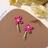 Design original: Acessórios de cabelo e enfeites de roupa florais em miniatura apresentando uma vibrante cena de prado verde com pequenas contas e ramos de flores retorcidos