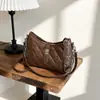 Bolsa Pequena de Mão Acolchoada com Corrente de Luxo para Mulheres 2026 Nova Moda Versátil para Ombro Transversal