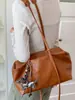 A nova bolsa tote de grande capacidade de Shuai Mi, uma bolsa de ombro casual e estilosa, uma bolsa de axila moderna e fashion