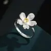 Anillo Abierto Flor de Cinco Pétalos Cepillado Retro Francés Cobre Chapado en Oro Real Microincrustado Circonita Ligero Lujo Suave Anillo de Dedo para Mujer