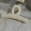 Moda sentido de alta gama horquilla blanco cremoso verano salir todo-fósforo clip para el cabello en espiral para la parte posterior de la cabeza temperamento clip de tiburón horquilla