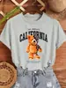 Camiseta Feminina Mecânica Urso Estampa de Letras da Califórnia Casual Solta Algodão Roupas de Rua Verão Xadrez Manga Curta