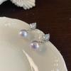 Brincos Pequenos Perfumados Estilo Retrô Acessível de Luxo com Pingente de Letra e Tarraxas de Pérola na Frente e Atrás, Brincos Versáteis de Moda Elegantes e de Alta Qualidade
